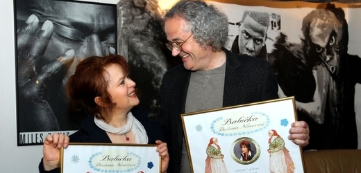 Libuše Šafránková a Jan Jiráň se zlatou deskou za Babičku.