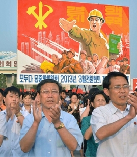 Hold velkému vůdci Kim Čong-unovi. Shromáždění v Pchjongjangu 16. červa 2013.