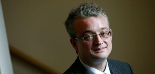 Šéf poslanců ODS Marek Benda odmítl teorii, že by s Petrem Nečsem nepadla i jeho vláda.