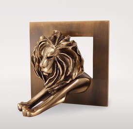 Bronzová trofej z Cannes Lions pro vítěze kategorie tiskových reklam.