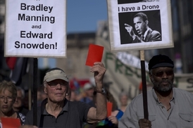 Malá akce na podporu Snowdena v Berlíně. Obama nemá "dream", tedy sen, ale "drony"