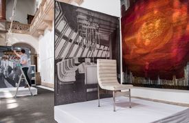 Původní židle ze salonku v hotelu, vpravo tapiserie od Vladimíra Křečana.