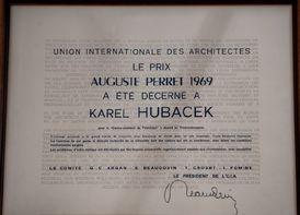 Na snímku je originál diplomu Perretovy ceny, kterou architekt Hubáček v roce 1969 dostal.