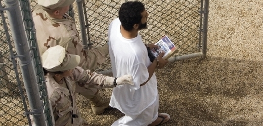 Převádění vězňů na Guantánamu.
