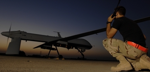Dron Predator se opřipravuje k nočnímu startu (ilustrační foto).