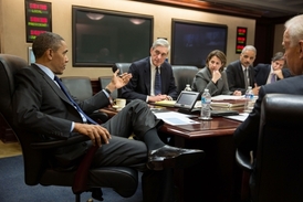 Prezident Obama s národním bezpečnostním týmem v Bílém domě. Po jeho levici šéf FBI Mueller.