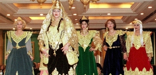 Alžířané volí nejkrásnější ženu v roce 1999.