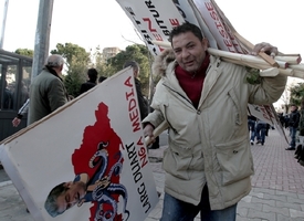 Albánec se vrací z protivládního protestu - únor 2011.