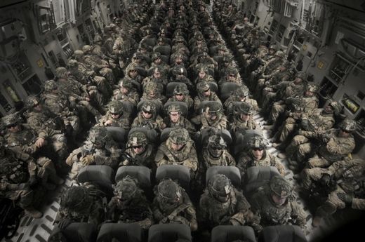 Armádní sardinky. Vojáci USA letí přes Manas do Afghánistánu.