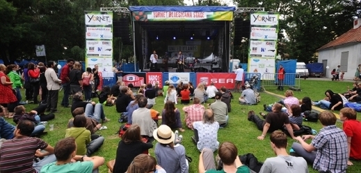 Letošní festival United Islands se odehraje v parku Ladronka. Na fotografii z loňského ročníku kapela The Old Ceremony na Kampě.
