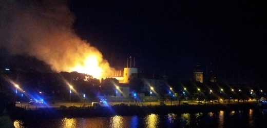 Prezidentský palác na starém městě v Rize v plamenech.
