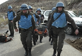 Přenášení zraněného vojáka UNDOF. 