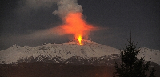 Hora Etna, jež se tyčí do výšky 3323 metrů na východě ostrova Sicílie, je nejvýznamnější činnou sopkou Evropy s aktivitou doloženou minimálně 2700 let.