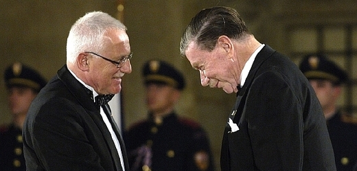 Zdeněk Sternberg převzal 28. října 2005 z rukou prezidenta Václava Klause medaili Za zásluhy o stát v oblasti kultury a umění.