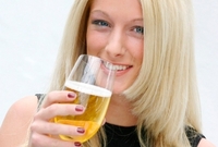 Pivo pijí více ženy.
