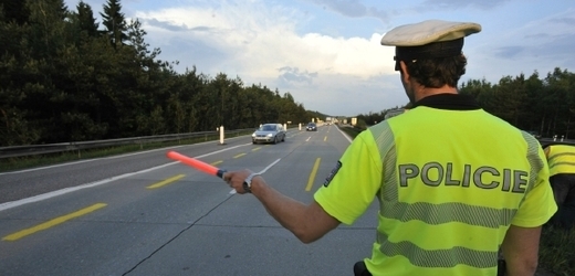 Policisté prý v době volna nosili uniformy a prováděli dohled nad silničním provozem, aby nenarušoval průběh natáčení (ilustrační foto).