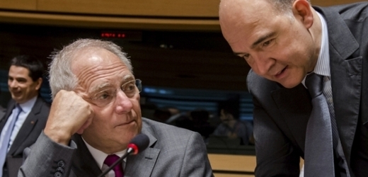 Německý ministr financí Wolfgang Schauble (vlevo) a francouzský ministr financí  Pierre Moscovici na jednání v Lucemburku.