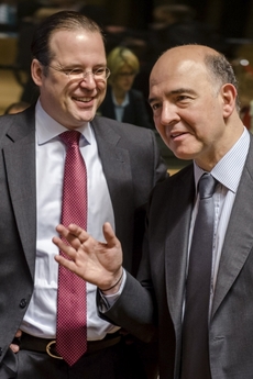 Švédský ministr financí Anders Borg (vlevo) s francouzským ministrem financí Pierrem Moscovicicem.
