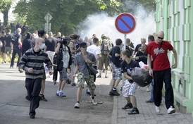Policie použila proti demonstrantům slzný plyn.