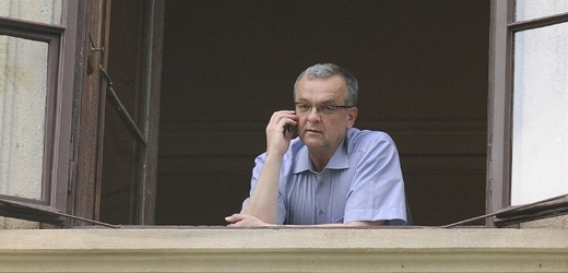 Místopředseda TOP 09 Miroslav Kalousek v průběhu jednání s koaličními partnery telefonoval.