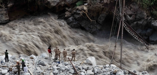 Záplavy v Indii už si vyžádaly přes 680 obětí.