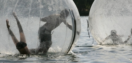 U vody přibývá možností vyzkoušet si třeba akvazorbing.