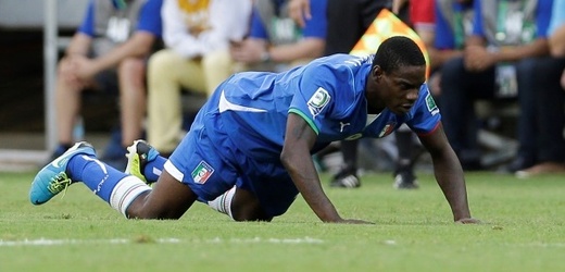 Italským fotbalistům bude v semifinále Poháru FIFA proti Španělsku chybět útočník Mario Balotelli.