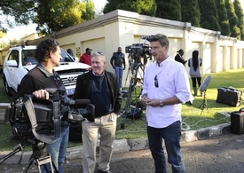 Reportéři před Mandelovým domem v Johannesburgu.