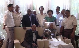 Návštěva jihoafrického prezidenta Zumy a činovníků ANC u Mandely v dubnu 2013.