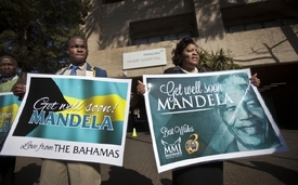 Před nemocnicí, kde leží Mandela, jsou stále desítky až stovky lidí.