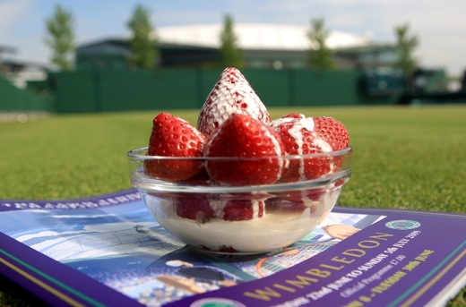 Jahody se smetanou k Wimbledonu prostě patří. (Foto: ČTK/EMPICS/Adam Davy)