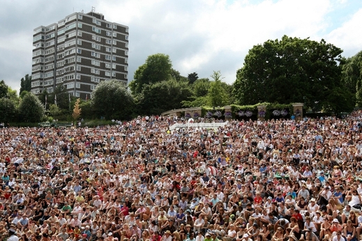 Fanoušci sledují Wimbledon i mimo tenisové areály. (Foto: ČTK/PA/Andrew Milligan)