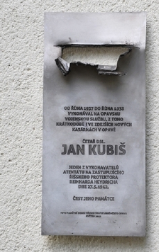 Památník připomínající oběť Jana Kubiše.