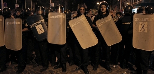 Policie odděluje přívržence a odpůrce nacionalistické strany Atacka (17. června 2013).