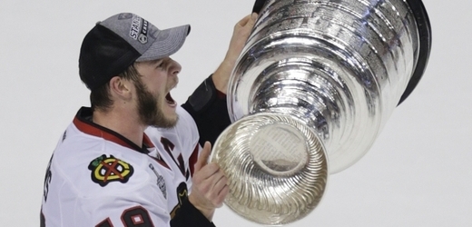 Stanley Cup získali hráči Chicaga Blackhawks.