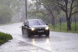 Přívalové deště jsou pro řidiče velmi nebezpečné (ilustrační foto).