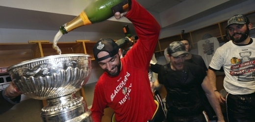 Michal Rozsíval při oslavách se Stanley Cupem.