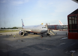 Odletí ruským letadlem, nebo ne? Na snímku Šeremetěvo a stroj určený k letu na Kubu.