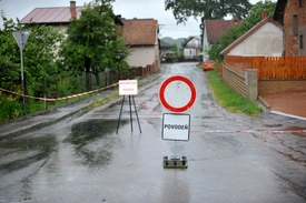 Uzavřená silnice ve Vejvanovicích na Chrudimsku.