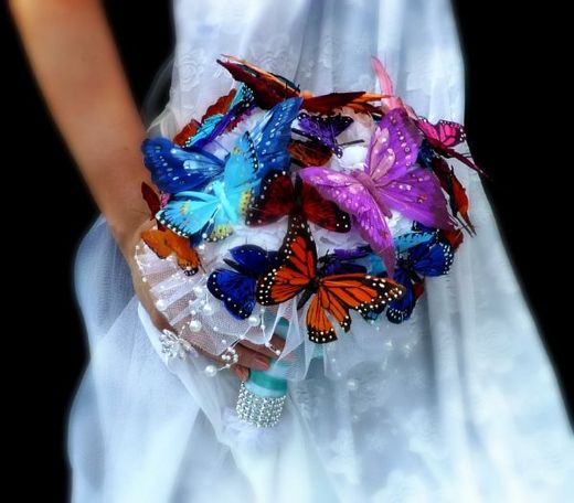Fantazii se meze nekladou a tak může být svatební kytice pokryta třeba motýli.
