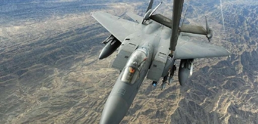 Americký F-15 Strike Eagle nad Afghánistánem.