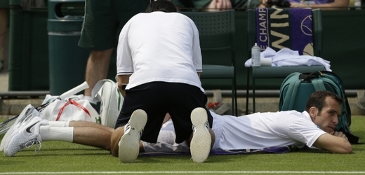 Účast Radka Štěpánka ve Wimbledonu ukončil zraněný stehenní sval.