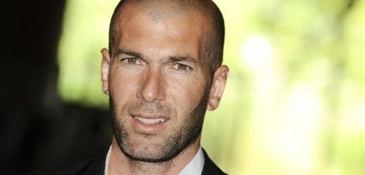 Zinédine Zidane míří na lavičku Realu Madrid.
