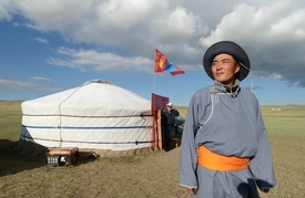Mongolský volič opouštějící volební místnost.