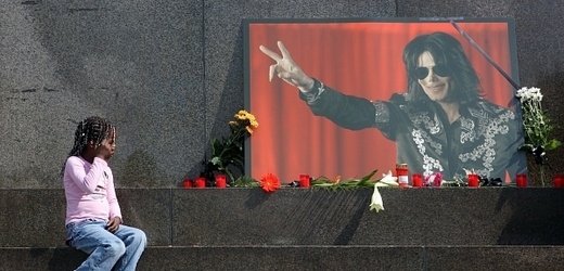 Michael Jackson zemřel 25. června 2009 poté, co dostal od svého lékaře léky na spaní.