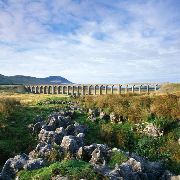 Ribbleheadský viadukt spojuje údolí řeky Ribble v britském hrabství North Yorkshire. Je 400 metrů dlouhý, 32 metrů vysoký a skládá se ze čtyřiadvaceti oblouků.