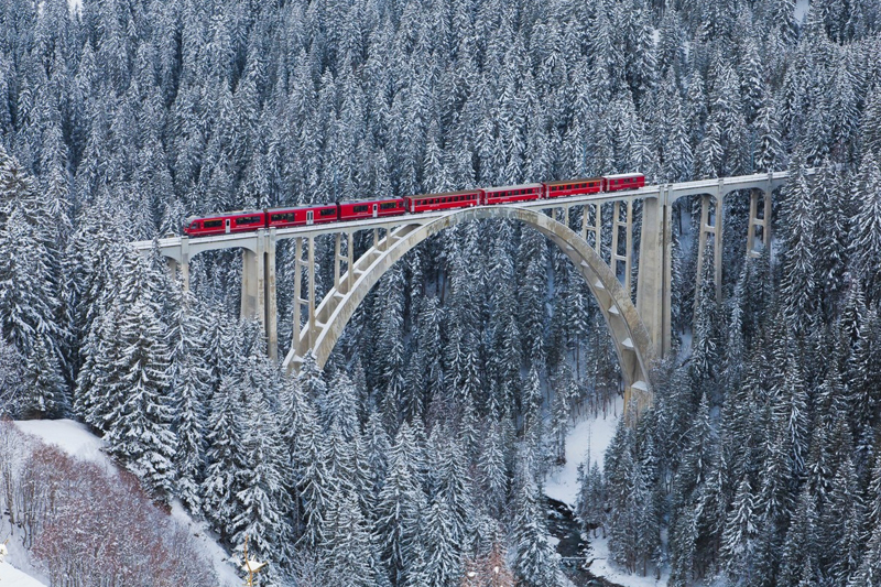 Viadukt Langwieser je jednokolejný železobetonový most před řeku Plessur v blízkosti města Langwies ve Švýcarsku. Postaven byl v letech 1912 až 1914. Je považován za průkopnickou stavbu z železobetonové konstrukce.