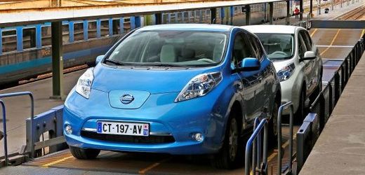 Partnerství mezi Nissanem a SNCF dovoluje dojet elektromobilům z Paříže až na Rivéru.
