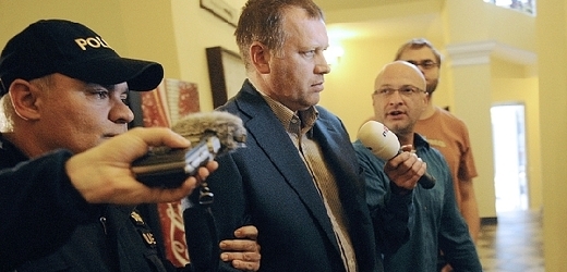 Policisté původně vinili Vladimíra Šišku pouze z podplácení, pražské státní zastupitelství počátkem týdne ale rozšířilo stíhání o zneužití pravomoci úřední osoby.