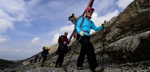 Turisté s lyžemi v horách Jižní Koreje (ilustrační foto).